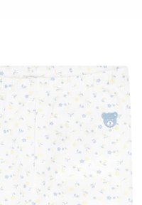 Witte stoffen pyjamabroek met een bloemenpatroon in blauw en geel, met een geborduurde blauwe berenmotief op de taille.