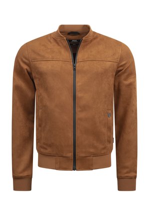 Chaqueta bomber marrón estilo ante con cremallera frontal, puños y cinturilla acanalados, y un pequeño logo de metal en la zona del bolsillo izquierdo.