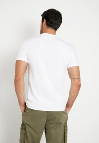 Guess STRETCH FRONTLOGO - Marškinėliai su spaudiniu - weiß