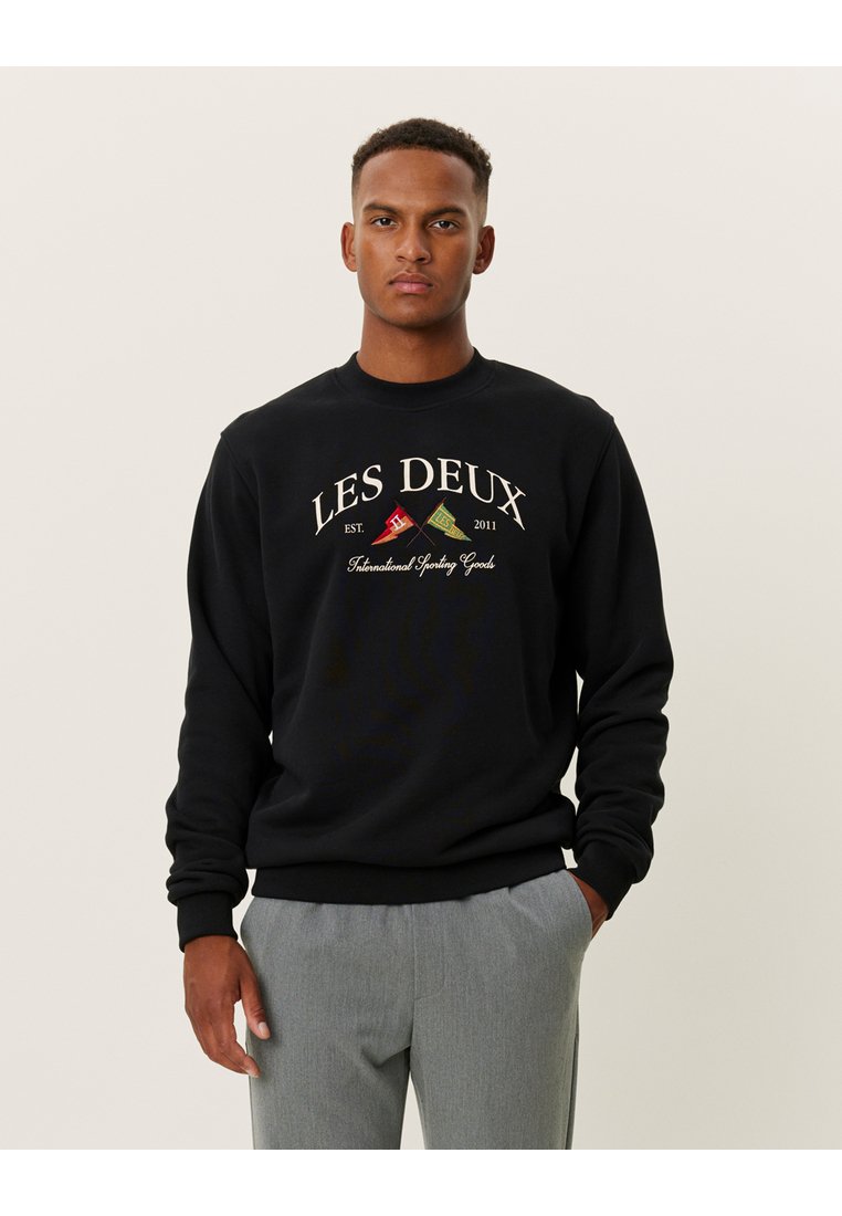 Felpa nera con collo rotondo e polsini a coste. Presenta il logo "LES DEUX" in bianco e accenti colorati. Tessuto morbido, vestibilità rilassata.