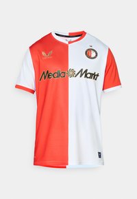 Rot-weißes Sporttrikot mit kurzen Ärmeln, V-Ausschnitt, Logo und goldenen "Media Markt"-Text. Hergestellt aus strukturiertem Stoff.