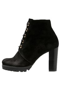 Botte de cheville en daim noir avec un bout arrondi, un devant lacé, des œillets dorés et un talon large. Semelle texturée pour une adhérence optimale.