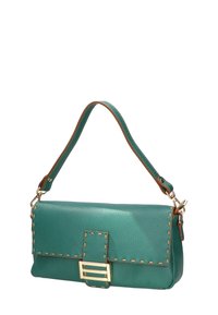 Sac à main en cuir turquoise avec une forme structurée, présentant des accessoires en or et des coutures contrastées. Comprend une bandoulière en cuir marron.