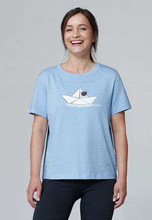 T-shirt en coton bleu clair avec un graphique d'un bateau en papier et d'un astronaute, manches courtes, col rond et coupe décontractée.