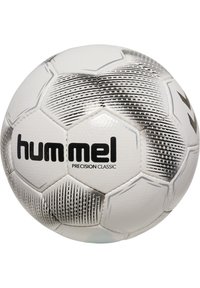 Hvid fodbold med hexagonale paneler, der har sorte og grå stribemønstre. Logoet på et panel siger "hummel PRECISION CLASSIC."
