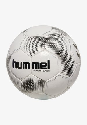 Hvid fodbold med hexagonale paneler, der har sorte og grå stribemønstre. Logoet på et panel siger "hummel PRECISION CLASSIC."