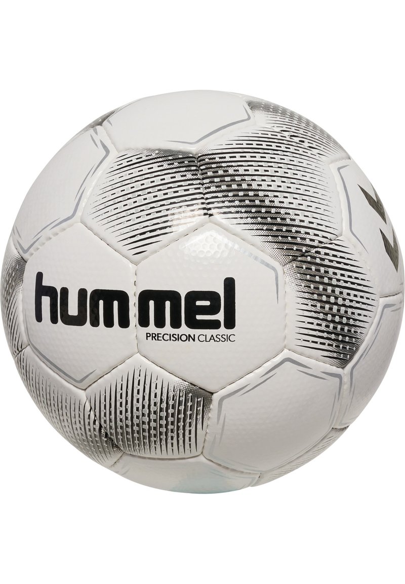 Hvid fodbold med hexagonale paneler, der har sorte og grå stribemønstre. Logoet på et panel siger "hummel PRECISION CLASSIC."