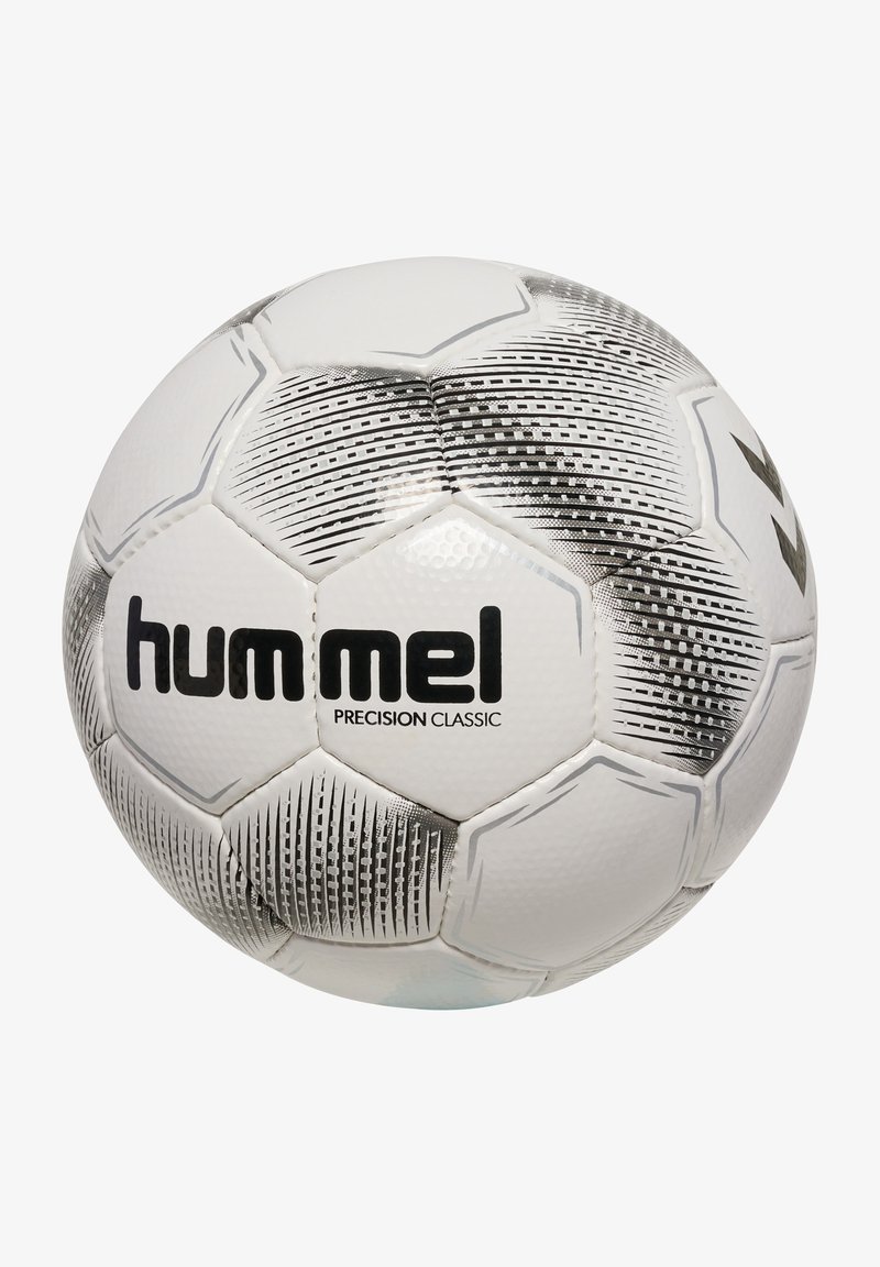 Hvid fodbold med hexagonale paneler, der har sorte og grå stribemønstre. Logoet på et panel siger "hummel PRECISION CLASSIC."