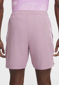 Korte sportieve shorts in lichtroze, met een elastische tailleband, zijzakken en een gladde stof voor comfort.