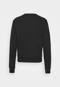 Sudadera negra con mangas largas, cuello redondo y puños acanalados. Textura lisa y silueta entallada, diseñada para un ajuste ceñido.