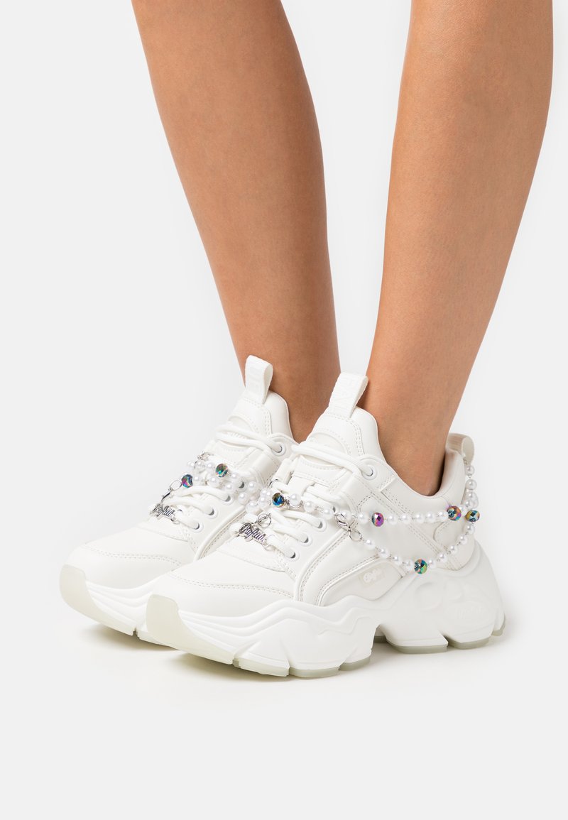 Buffalo BINARY CHARM - Sneakers low - pearl white