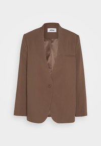 Blazer marrón con cuello tipo chal, cierre de un solo botón y un bolsillo frontal. Hecho de tela suave con un corte entallado.