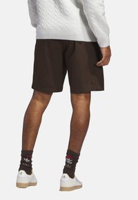 adidas Golf Originals F PLEAT  - Korte sportsbukser - dark brown