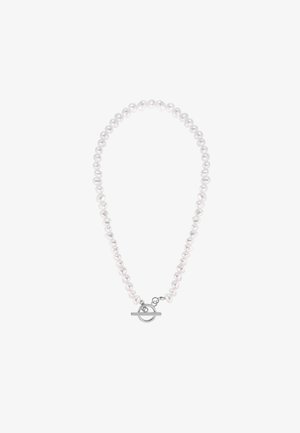 Witte zoetwaterparelketting met een zilveren sluiting. Bevat onregelmatig gevormde parels voor textuur en een minimalistisch ontwerp.