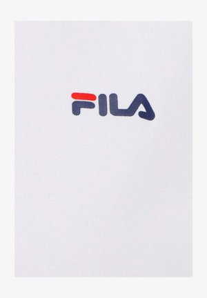 Hvid bomulds-T-shirt med et rødt og blåt FILA-logo. Stoffet har en glat tekstur med en tætsiddende pasform.