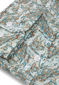 Bawełniana koszula w print w wzór paisley w kolorach teal, brązowym i kremowym. Zawiera białe guziki oraz gładką teksturę materiału.