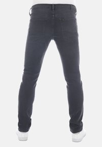 Vaqueros de mezclilla gris oscuro con corte slim, que presentan un diseño clásico de cinco bolsillos, detalles de costura sutiles y una etiqueta de marca en la cinturilla.