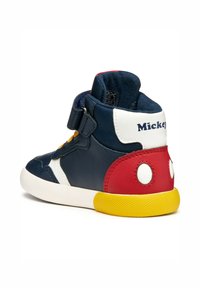Baskets montantes bleu marine avec accents blancs, rouges et jaunes, dotées d'une sangle Velcro, d'une semelle en caoutchouc plate et d'un logo Mickey Mouse.