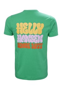 Zelené bavlněné tričko s výrazným vícebarevným textem na zádech: "HELLY HANSEN" ve žluté a fialové, a "SINCE 1877" v oranžové.