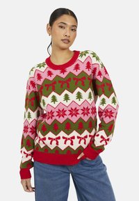 Maglione lavorato a maglia con motivo geometrico nei colori rosso, verde e rosa, con alberi, fiocchi e fiocchi di neve. Collo e polsini a coste rossi.