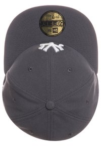 Gorra de béisbol de color gris oscuro con un logo bordado en blanco en la parte frontal, visera plana y tejido texturizado con ojales de ventilación.