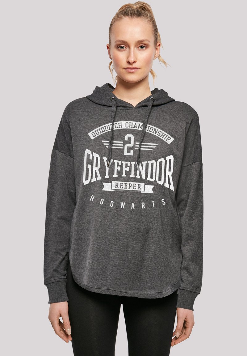 Grå hettegenser med teksten "2 Gryffindor Keeper", med avslappet passform, lange ermer og snorer i halsen. Myk tekstur.