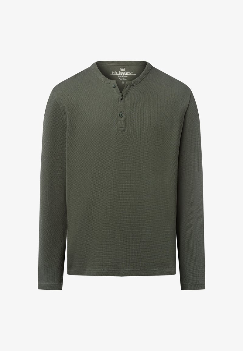 Olijfgroene henley-shirt met lange mouwen, gemaakt van 100% katoen. Heeft een gestructureerde stof, een knoopsluiting met twee knopen en geribbelde manchetten.