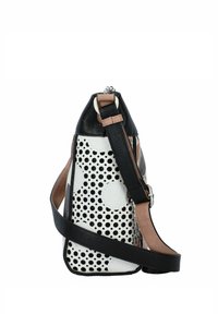 Schwarz-weiße perforierte Lederhandtasche in triangularer Form, mit verstellbarem Träger und kontrastierenden beigen Akzenten. Mit einem Reißverschlussverschluss.