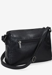 Bolso de cuero negro tipo bandolera con un acabado texturizado, que cuenta con una parte superior con cremallera y un bolsillo frontal. Incluye una correa ajustable y herrajes en plata.