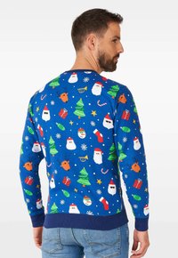 Felpa blu a girocollo con stampe festive di Babbo Natale, renne, alberi di Natale e regali; polsini e orlo a costine.