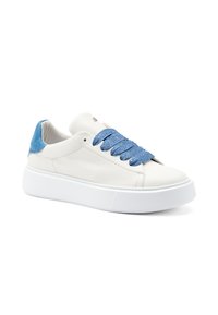 Sneaker in pelle bianca con accenti in denim blu, suola spessa bianca e lacci piatti blu. Presenta un design elegante e dettagli di cucitura minimi.