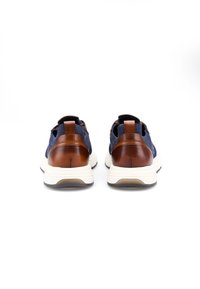 Marineblaue Sneakers mit Lederakzenten, featuring ein strukturiertes Textiloberteil, gepolsterten Kragen und einer weißen Gummisohle mit rutschfester Profilierung.