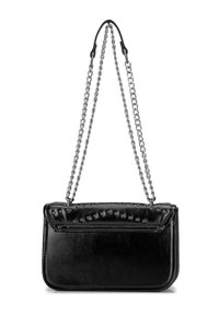 Borsa a mano in pelle nera con tracolla a catena, caratterizzata da un corpo liscio e una parte superiore testurizzata con piccoli borchietti metallici. Forma rettangolare.