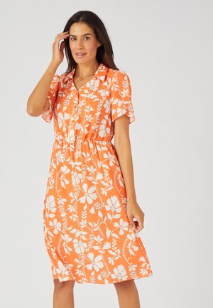 Korte mouwen, oranje jurk met een witte bloemenprint, knopen aan de voorkant, getailleerde taille en een zoom tot op de knie. Glad stoftextuur.