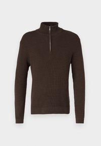 Hnědý pletený svetr s vysokým límcem a polozipem. Strukturovaný vzor po celém materiálu, přiléhavé dlouhé rukávy.