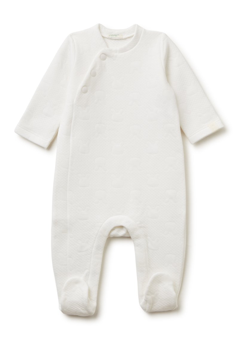 Bodie blanco para bebé hecho de tela texturizada con patrones de conejitos en relieve, mangas largas, botones a presión en el cuello y diseño con pies.