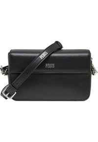 Svart läder crossbody-väska med avtagbar rem, med varumärket "PEQUS" präglat på framsidan och en elegant, minimalistisk design.