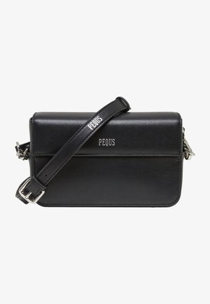 Sort læder crossover taske med en aftagelig rem, prydet med mærkenavnet "PEQUS" prægede på forsiden og et elegant, minimalistisk design.