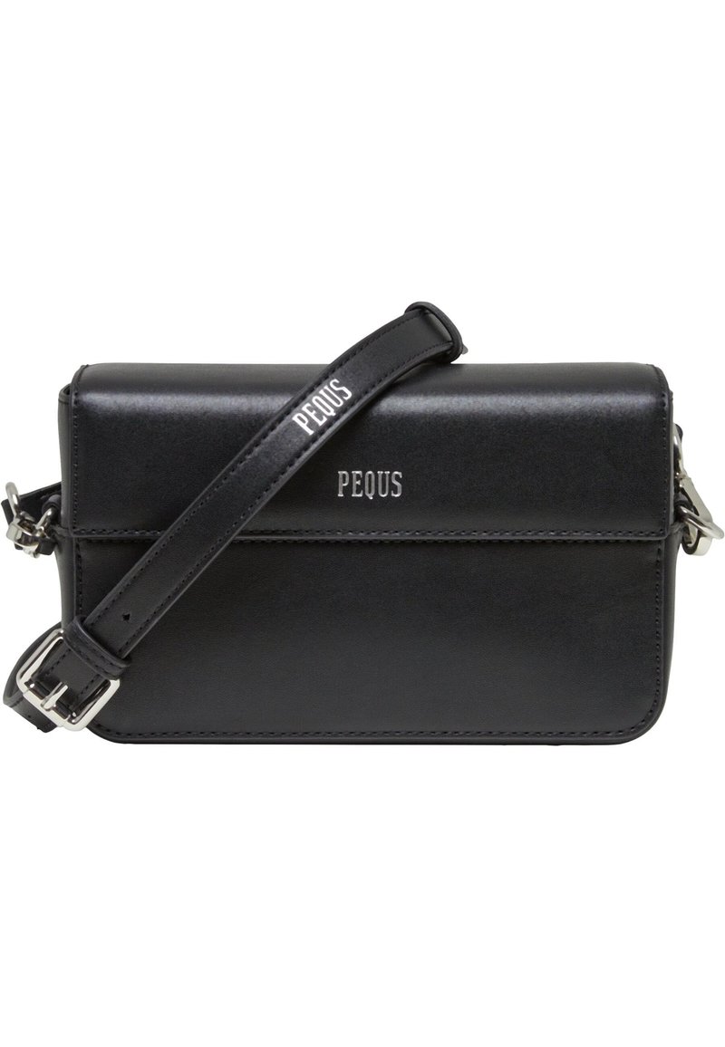 Svart läder crossbody-väska med avtagbar rem, med varumärket "PEQUS" präglat på framsidan och en elegant, minimalistisk design.