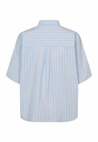 Kratka majica s kratkimi rokavi v svetlo modri barvi iz bombaža z navpičnimi roza črtami. Ima pregib na hrbtni strani in klasičen ovratnik.