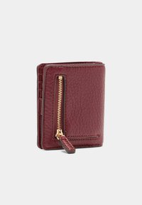 Portofel din piele texturată burgundy, cu un compartiment cu fermoar și elemente din metal auriu; design subțire, rectangular, cu mai multe sloturi pentru carduri.