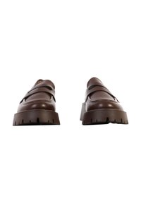 Paired mocassins en cuir brun foncé avec semelles épaisses à crampons, vus de face sur fond blanc.