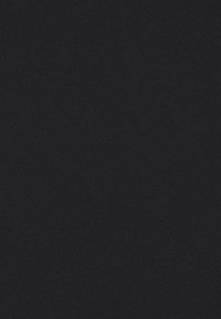 Černý texturovaný materiál s hladkým povrchem a matným finišem, jednotné barvy bez viditelných vzorů nebo akcentů.