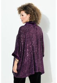 Top viola con paillettes, dal fit largo e oversize. Presenta un colletto in velluto e maniche a tre quarti, mettendo in risalto una texture lucida.