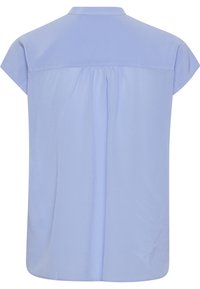 Blusa azzurro chiaro a maniche corte con colletto, caratterizzata da un design con schiena plissettata e una consistenza di tessuto morbido e liscio. Nessun motivo o dettaglio visibile.