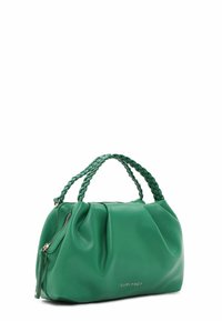 Sac à main en cuir vert avec poignées tressées, détails froncés, fermeture éclair et petit logo métallique sur le devant.