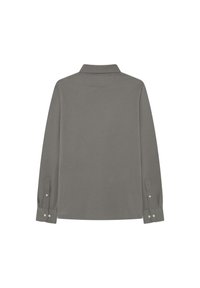 Siva košulja dugih rukava s ovratnikom. Izrađena od glatkog materijala s dugim rukavima i ravnim rubom. Jednostavan dizajn, bez uzoraka ili vidljivih loga.