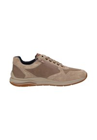 Heren sneaker in beige en bruin suède met vetersluiting aan de voorkant, zijrits, gevoerde zool en laag uitgesneden enkeldesign.
