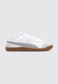 Zapatillas blancas con acentos grises y una puntera beige. Con suela de goma, diseño de cordones y panel lateral texturizado.