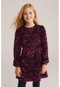 Rochie neagră acoperită cu paiete roz și violet, având mâneci lungi și decolteu rotund, asortată cu colanți negri.